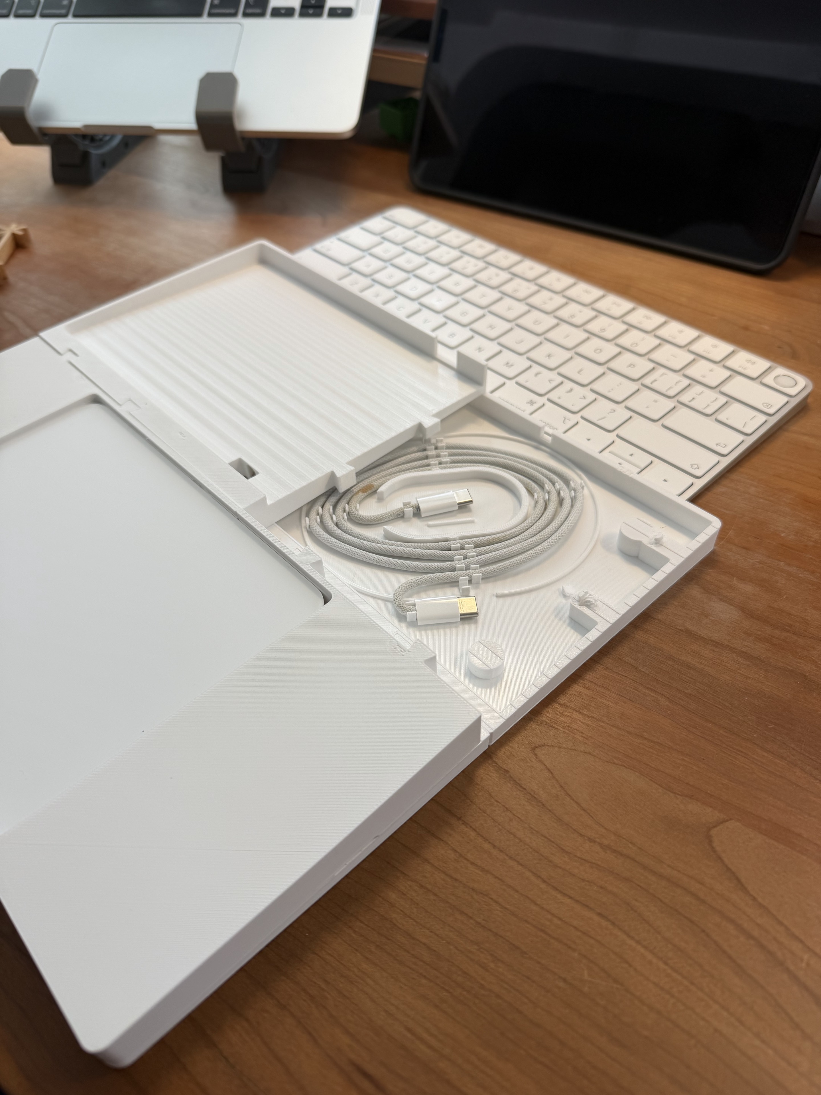 实际使用的 MagicDesk 底座与键盘下的收线结构